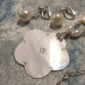 Avon Mother of Pearl Flower GiftSet clip